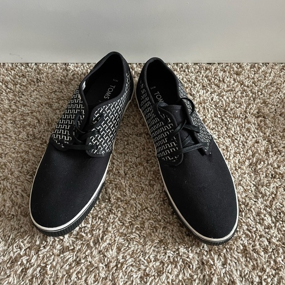 Toms Carlo Black and White Printed Canvas Sneaker Size 11 - Picture 3 of 11